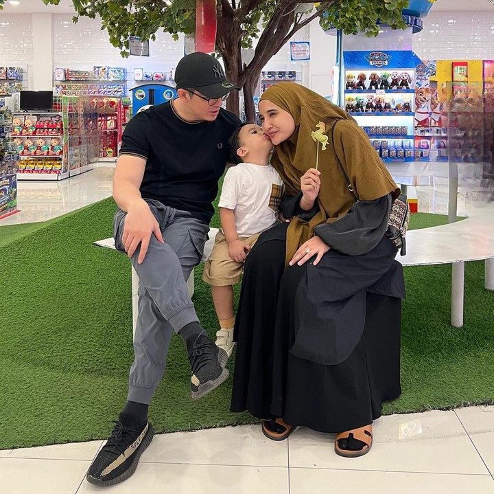 <p>Zaskia Sungkar dan Irwansyah menikah pada tahun 2011, Bunda. Sepuluh tahun penantian, keduanya pun dikaruniai seorang putra yang bernama Ukkasya Muhammad Syahki. (Foto: Instagram: @zaskiasungkar15)</p>