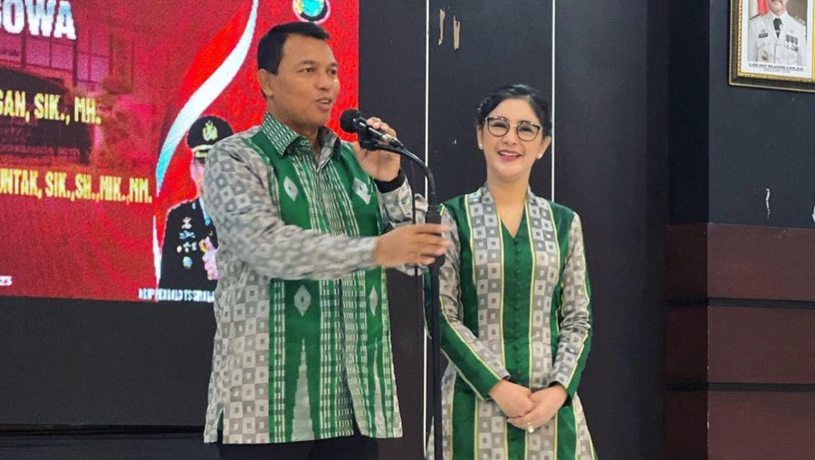 Uut Permatasari dan Suami