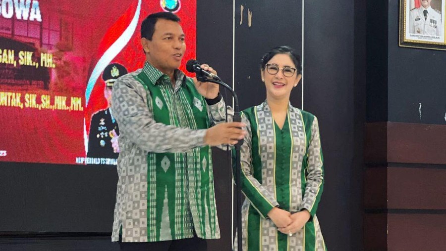 Uut Permatasari dan Suami Uut Permatasari dan Suami