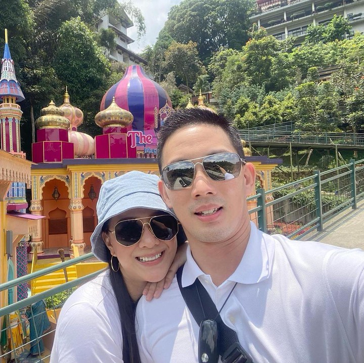 <p>Dari potret-potret yang Bubun rangkum, Yuanita dan sang suami cocok disebut sebagai pasangan yang kompak. Apalagi, keduanya sering mengenakan outfit dengan warna senada, nih. (Foto: Instagram @yuanitachrist)<br /><br /><br /></p>