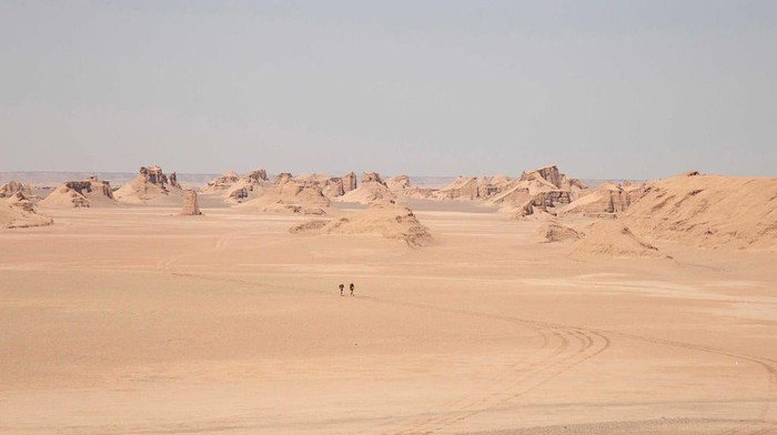 DASHT-E LUT, IRAN - OCTOBER 03: At The Ultramarathon Project, two athletes run together through the desert at Dasht-e Lut Desert on October 03, 2018 in Iran. (Photo by Daniele Frediani/Archivio Daniele Frediani/Mondadori Portfolio via Getty Images)