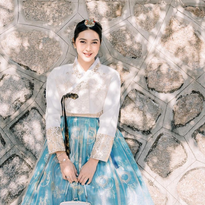 <p>Artis pertama yakni Nabila Syakieb nih, Bunda. Beberapa waktu yang lalu, ia pernah membagikan potret saat mengenakan baju khas Korea, Hanbok. Meski memiliki wajah Timur Tengah, Nabila tetap terlihat cantik dan menyerupai artis Korea, ya? (Foto: Instagram: @nsyakieb85)<br /><br /><br /></p>