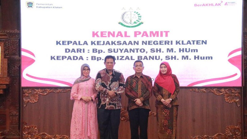 Pemkab Klaten menggelar Kenal Pamit Kepala Kejaksaan Negeri Klaten di Pendopo Pemerintah Kab. Klaten, antara Kepala Kejaksaan Negeri Klaten dengan penggantinya.