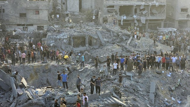 Pasien di Rumah Sakit Indoneia Gaza membeludak tampung pasien usai kamp pengungsi Jabalia dibombardir Israel sejak Selasa (31/10).