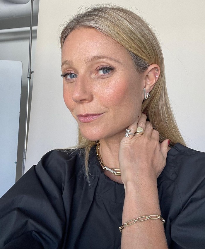 Rahasia Awet Muda dan Glowing Gwyneth Paltrow di Usia 51
