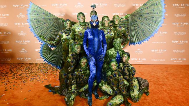 FOTO: Transformasi Heidi Klum Jadi Burung Merak di Halloween 2023