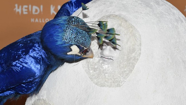 FOTO: Transformasi Heidi Klum Jadi Burung Merak di Halloween 2023