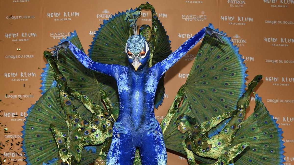 FOTO: Transformasi Heidi Klum Jadi Burung Merak di Halloween 2023