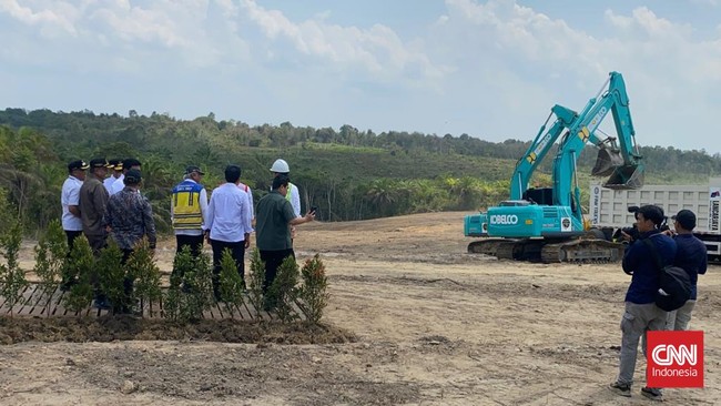 PUPR menargetkan pembangunan pelataran (apron) dan landasan pacu (runway) pesawat di Bandara VVIP IKN rampung pada Agustus 2024.