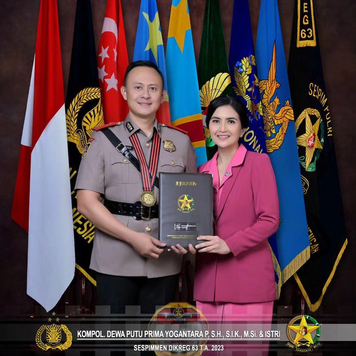 <p>Pada Oktober lalu, Kadek Devi juga terlihat mendampingi suaminya yang baru lulus dari Sespimmen Dikreg ke-63. Bunda tiga anak ini mengunggah potret saat bersama sang suami dan tak lupa untuk mengucapkan selamat. "Selamat untuk kelulusannya pa...," tulisnya. (Foto: Instagram @kddevie)</p>