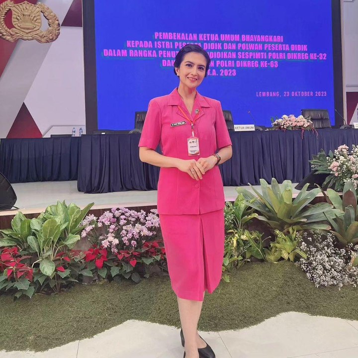 <p>Menikah dengan perwira polisi membuat Kadek Devie harus siap menjadi ibu Bhayangkari. Selain mengurus anak, ia pun memiliki kesibukan untuk mendampingi suami bertugas. (Foto: Instagram @kddevie)</p>