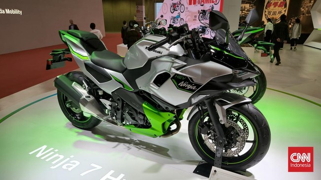 Kawasaki menunjukkan Ninja 7 Hybrid yang diklaim sebagai motor strong hybrid pertama di dunia.
