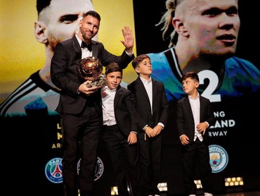7 Momen Lionel Messi Ajak Anak Naik Podium Raih Piala Ballon d'or 2023 ke-8