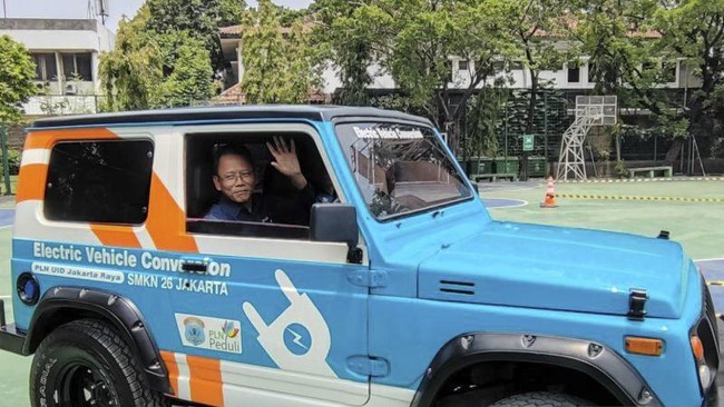 Pelajar SMK menggarap proyek konversi kendaraan listrik itu sebesar Rp350 juta.