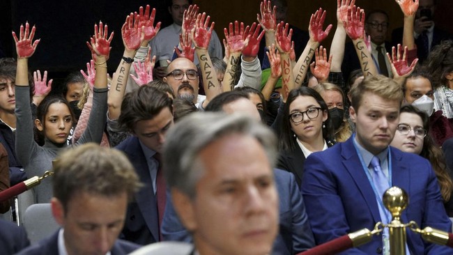 Dua Senator AS kini mulai vokal mendesak gencatan senjata di Jalur Gaza Palestina kala Presiden Joe Biden mendukung Israel yang tolak gagasan tersebut.
