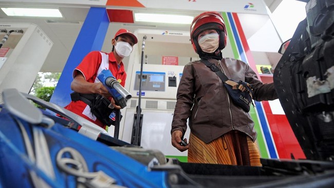 Pertamina menurunkan harga BBM nonsubsidi guna menjaga daya beli masyarakat di tengah situasi ekonomi yang berfluktuasi.