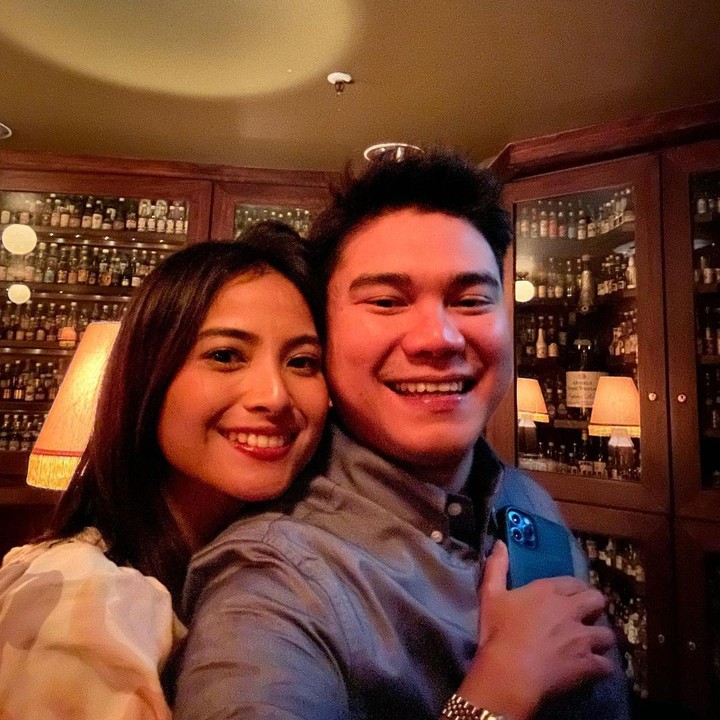 <p>Beberapa waktu lalu, Acha bahkan mengunggah foto bersama sang suami di malam hari. Ia pun mengingat kembali momen saat dirinya mendapat bunga di tahun 2016. (Foto: Instagram: @septriasaacha)</p>