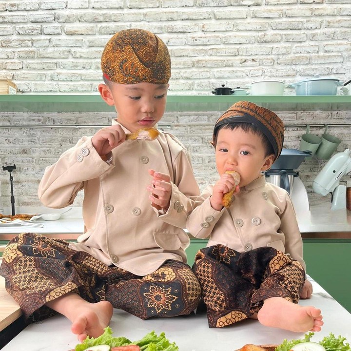 <p>Setelah menikah dengan Tiffany Soetanto, Chef Arnold Poernomo dikaruniai dua orang putra, Bunda. Keduanya diberi nama Arthur Miles Poernomo dan Timothee Ocean Poernomo. (Foto: Instagram: @tiffanysoetanto)</p>