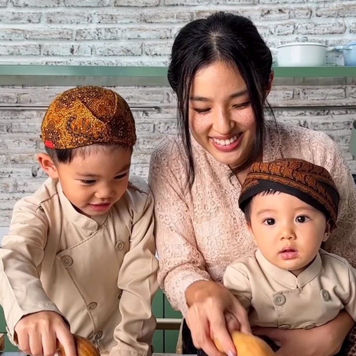 <p>Dalam unggahan ini, Tiffany mengajak Arthur dan Timothee memasak ayam pecel. Kedua bocah laki-laki ini pun terlihat senang membantu sang Bunda. (Foto: Instagram: @tiffanysoetanto)</p>