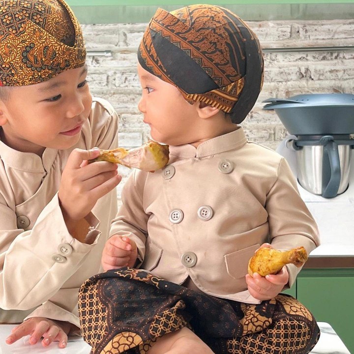 <p>Tiffany sendiri kerap membagikan potret kompak dengan kedua anaknya di laman media sosial. Beberapa waktu lalu, ketiganya bahkan tampak memasak bersama. (Foto: Instagram: @tiffanysoetanto)</p>