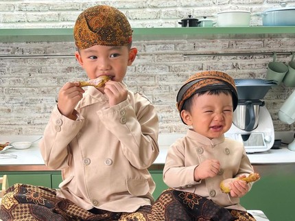 7 Potret Arthur dan Timothee Anak Chef Arnold, Gemas Kenakan Baju Tradisional Jawa
