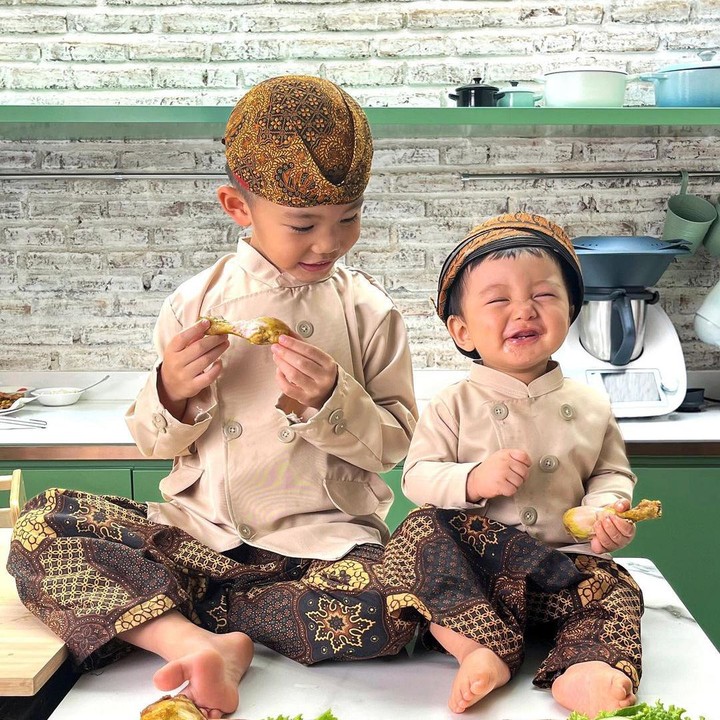 <p>"Temukan seseorang yang memandangmu seperti Cak Thur memandang ayam goreng Cak Mo," tulis Tiffany pada laman Instagram-nya. (Foto: Instagram: @tiffanysoetanto)</p>