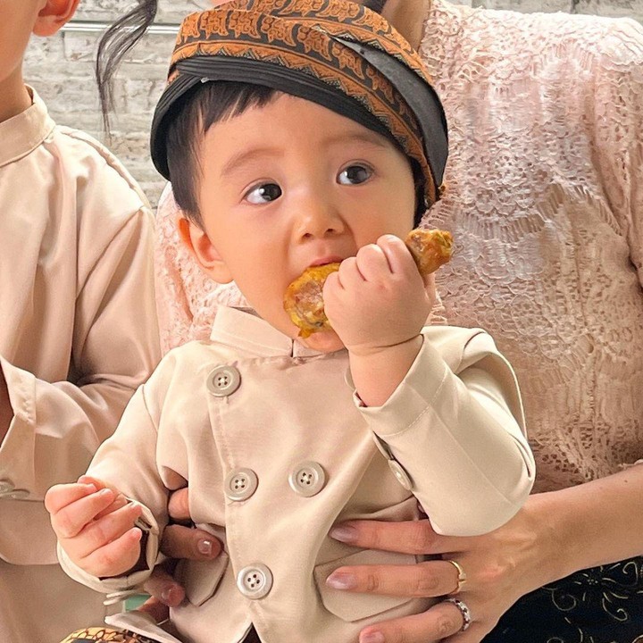 <p>"<em>Cuteness overloaddddd</em> ini mah. Meleyot aku tuh lihat dek Arthur dan Dek Timo," tutur seorang netizen. "Cak Mo tolong ketawanya jangan terlalu gemesin gitu," kata yang lainnya. (Foto: Instagram: @tiffanysoetanto)</p>