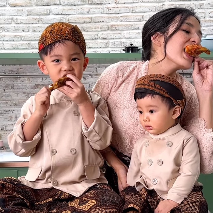 <p>Yang membuat semakin gemas, Arthur dan Timothee mengenakan pakaian tradisional Jawa lengkap dengan kain dan blankon, Bunda. Lucu banget, ya. (Foto: Instagram: @tiffanysoetanto)</p>