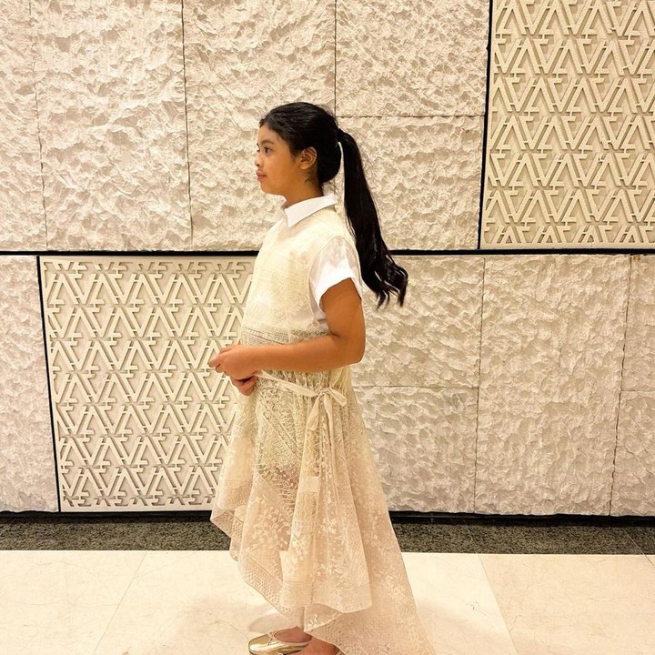 <p>Marsha juga sering membagikan potret OOTD-nya bersama sang anak. Dalam sebuah kesempatan, ia memperlihatkan potret diri bersama Jizzy yang mengenakan baju bernuansa putih dan krem. (Foto: Instagram: @marshatimothy)</p>