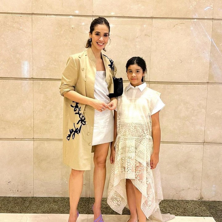 <p>"Aku dan Jizzy di <em>@saptodjojokartiko</em>," tulis Marsha dalam akun Instagram-nya dengan menyisipkan emotikon hati berwarna putih. Keduanya tampil fshionable dalam balutan busana karya desain ternama. (Foto: Instagram: @marshatimothy)</p>