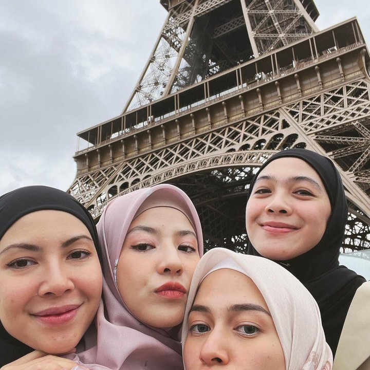 <p>"Je t ‘aime (Aku mencintaimu)," tulis Aca dalam kolom keterangan foto yang memperlihatkan momen-momen bersama ketiga sahabatnya. (Foto: Instagram: @natasharizkynew)</p>