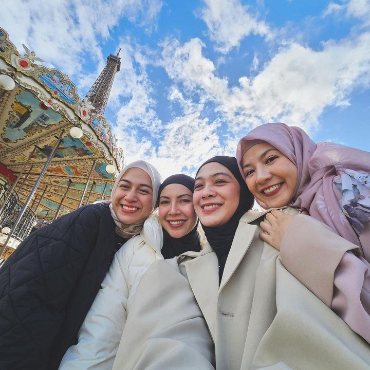 <p>Tak sendirian, ternyata Aca berlibur ke Paris bersama ketiga sahabatnya. Mereka adalah Nina Zatulini, Ratna Galih, dan Dian Ayu Lestari. (Foto: Instagram: @natasharizkynew)</p>