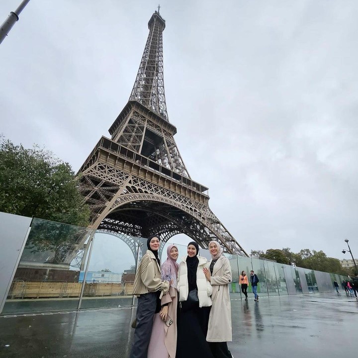 <p>Dalam kesempatan yang sama, Aca, Nina, Ratna Galih, dan Dian Ayu, juga sempat mengunjungi ikon Menara Eiffle, lho. Kompak banget ya, Bunda. (Foto: Instagram: @ninazatulini22)</p>