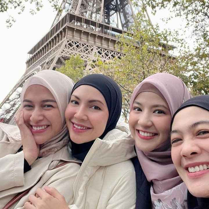<p>Banyak netizen yang terkesan dengan kekompakkan Aca bersama sahabat-sahabatnya ini. Bahkan tak sedikit yang menyebut mereka seperti kembar empat, lho. (Foto: Instagram: @ninazatulini22)</p>