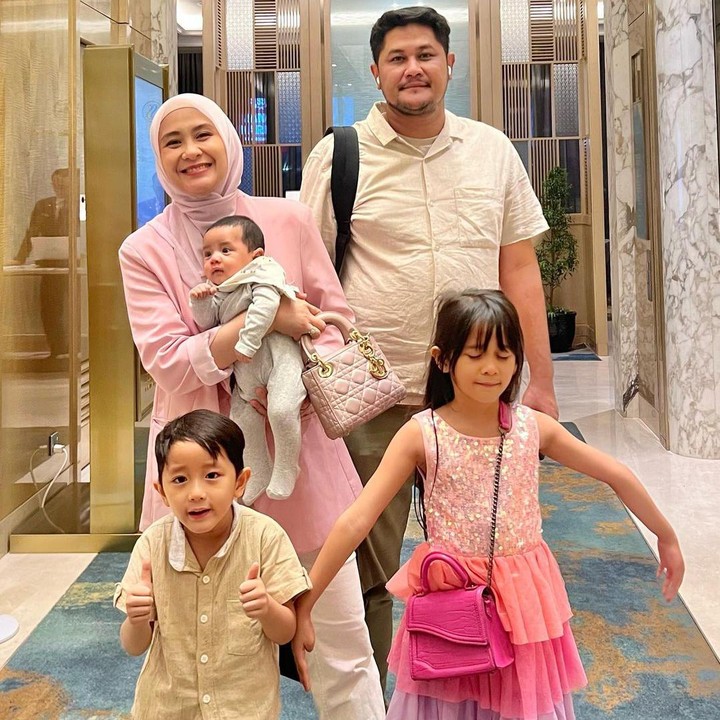 <p>Anak pertamanya berjenis kelamin perempuan dan diberi nama Qiandra Rynayra Redi. Sementara itu, anak kedua dan ketiganya berjenis kelamin laki-laki dan diberi nama Davian Rafaeyza Redi dan Gavin Rafaeyza Redi. (Foto: Instagram: @ryana_dea)</p>