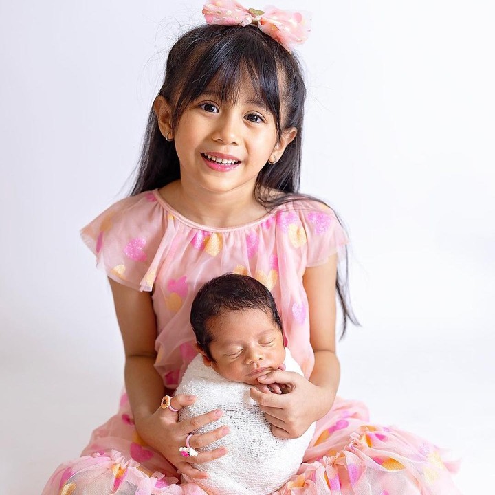 <p>Qiandra sendiri lahir pada 27 November 2017 dan kini genap berusia 6 tahun. Di usianya ini, Qiandra kerap membantu sang Bunda mengasuh adik bayinya, lho. (Foto: Instagram: @ryana_dea)</p>