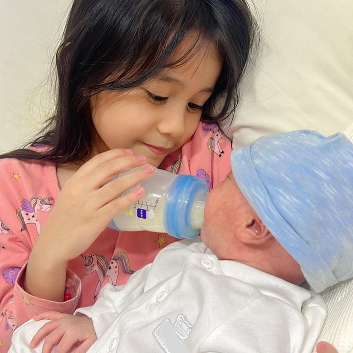 <p>Hal ini dibagikan langsung oleh Ryana pada akun Instagram-nya. Qiandra membantu mengasuh Davin karena sang Bunda ingin beristirahat sejenak. (Foto: Instagram: @ryana_dea)</p>