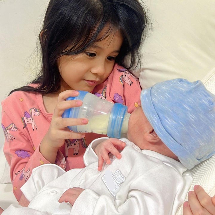 <p>"Sayang adek. Kakak Qiandra <em>bantuin</em> ngasuh adek, habis dipompa <em>mommy</em> mau bobo bentar, <em>baby</em> Gavin dikasih asip sama Kakak #<em>DibawahPengawasanInodanMba</em>," tulis Ryana Dea. (Foto: Instagram: @ryana_dea)</p>