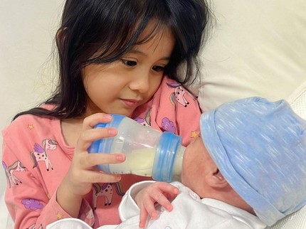 7 Potret Qiandra, Putri Ryana Dea yang Sering Bantu Mengasuh Sang Adik Bayi