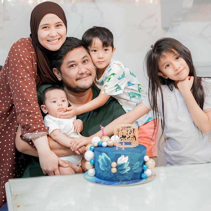 <p>Artis cantik Ryana Dea menikah dengan Puandi Redi pada tahun 2016, Bunda. Dari pernikahan ini, keduanya pun dikaruniai tiga orang anak. (Foto: Instagram: @ryana_dea)</p>