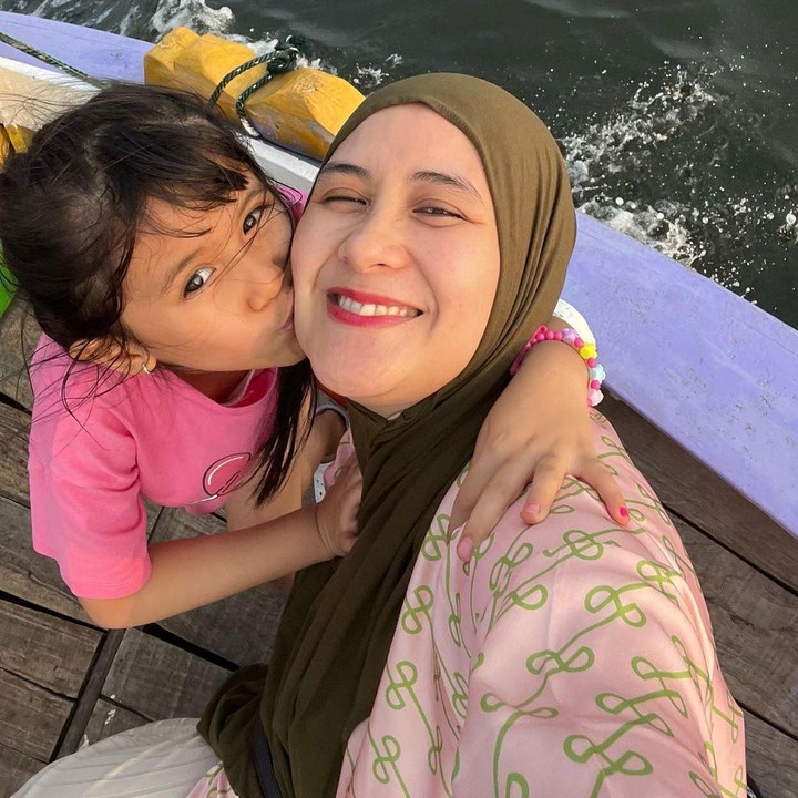 <p>"Definisi sudah siap jadi Kakak dan siap punya adik," ungkap seorang netizen. "Aduh gemasnya Kakak Qiandra mengasuh adik. Sehat-sehat semuanya," papar netizen lainnya. (Foto: Instagram: @ryana_dea)</p>