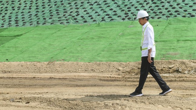 Presiden Jokowi mengatakan sidang perdana kabinet di Ibu Kota Negara (IKN) Nusantara tetap menunggu menteri-menteri nan saat ini berdinas di luar negeri.