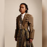 Padu Padan Berkain Batik ala Radinindra Nayaka, Gaya Futuristik Tradisional