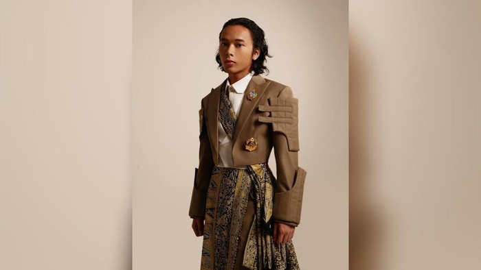 Padu Padan Berkain Batik ala Radinindra Nayaka, Gaya Futuristik Tradisional