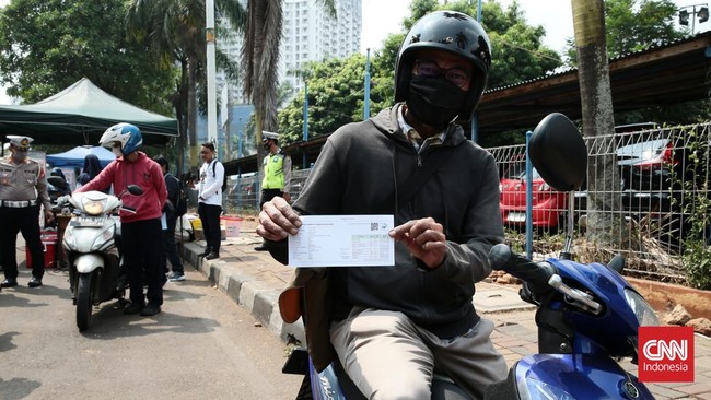 Sebanyak 57 kendaraan bermotor dijatuhi sanksi tilang dalam razia uji emisi di lima titik lokasi pada Rabu (1/11) ini.