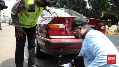 Tilang uji emisi kepada kendaraan dengan emisi gas buang di atas batas aman diminta tetap dilanjutkan di DKI Jakarta.