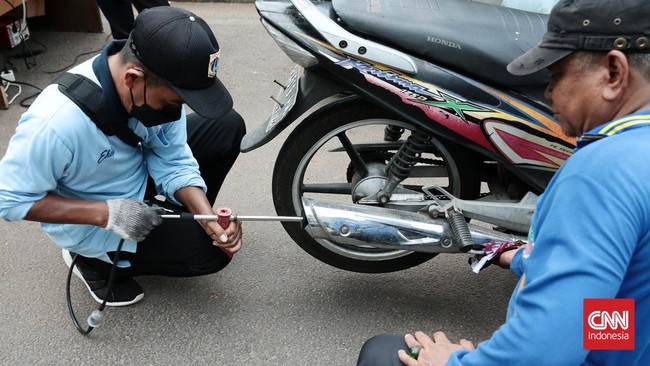 Sejumlah warga tak terima sepeda motornya kena tilang uji emisi. Menurut mereka, denda terlalu memberatkan.
