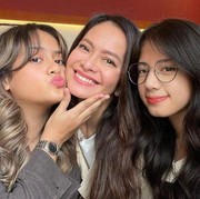 Awet Muda, Ini 5 Potret Selebritas yang Terlihat Seperti Kakak Adik dengan Anaknya
