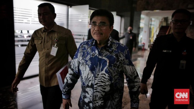 Manahan adalah satu dari tiga hakim MK yang setuju kabulkan putusan syarat usia capres-cawapres minimal 40 atau pernah/sedang jabat kepala daerah.