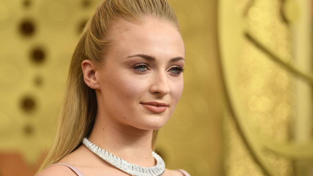 Sophie Turner Cedera, Produksi Serial Tomb Raider Ditunda